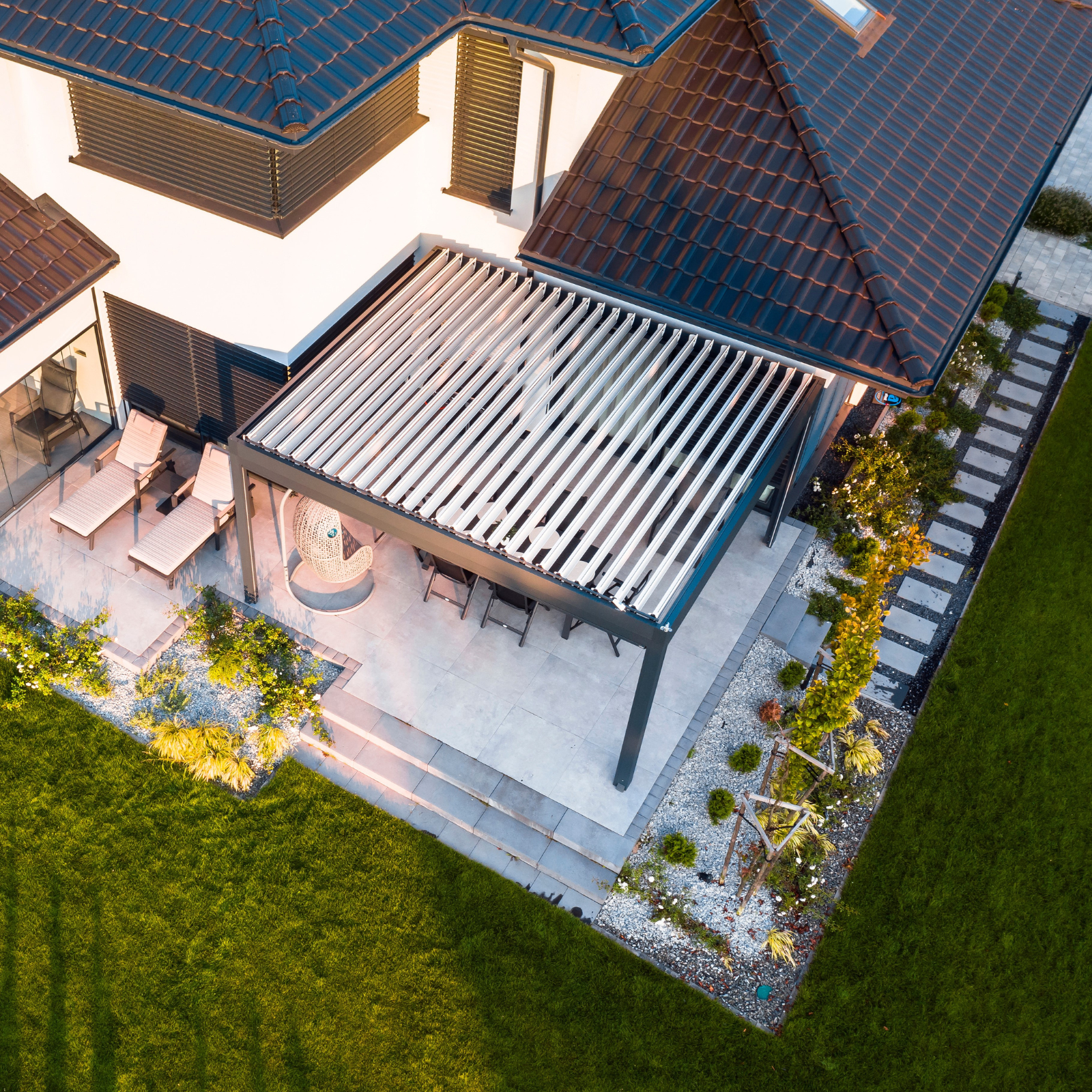 BRISA 5M X 4M LUXURY FREE STANDING MOTORISED PERGOLA INCLUDING DELIVERY & INSTALLATION